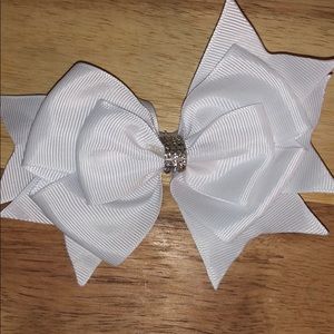 A pretty bow clip